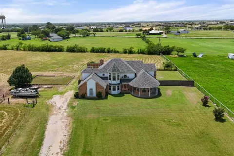 304 Southview Ct, Krum, TX 76249