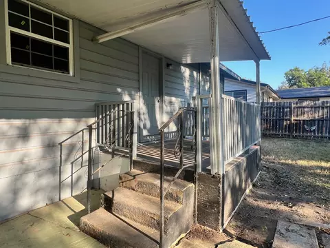 Exterior - 306 Sunset Dr, Comanche, TX 76442 photo 6 of 10