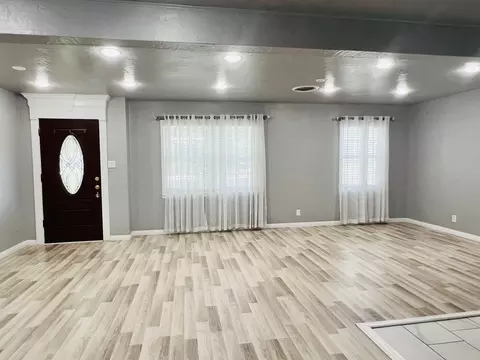Living - 306 Sunset Dr, Comanche, TX 76442 photo 4 of 4