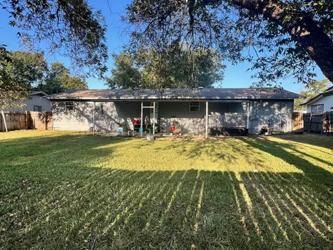 Exterior - 306 Sunset Dr, Comanche, TX 76442 photo 8 of 10