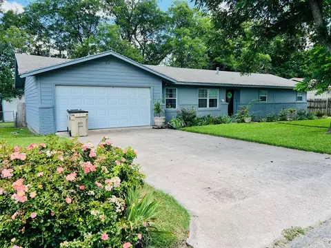 306 Sunset Dr, Comanche, TX 76442