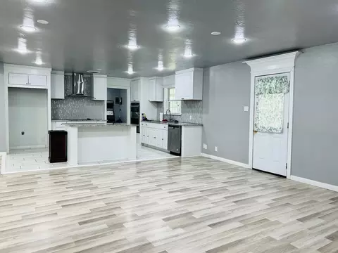 Living - 306 Sunset Dr, Comanche, TX 76442 photo 3 of 4
