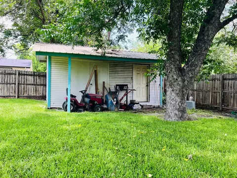 Exterior - 306 Sunset Dr, Comanche, TX 76442 photo 9 of 10