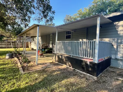 Exterior - 306 Sunset Dr, Comanche, TX 76442 photo 5 of 10