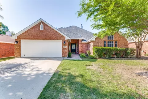 1097 Springhill Dr, Saginaw, TX 76179