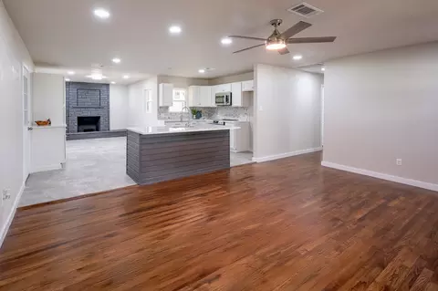 820 Vickie Dr, Azle, TX 76020