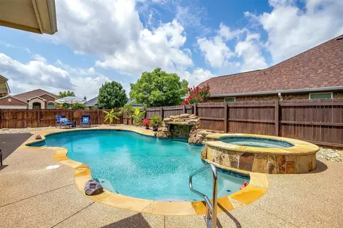 1013 Linden Dr, Burleson, TX 76028