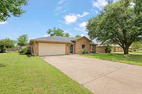 1215 Sandstone Dr, Cleburne, TX 76033