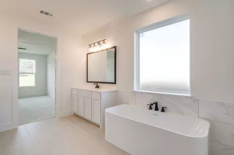 Bath - 722 Feathergrass Ct W, Haslet, TX 76052 photo 4 of 9
