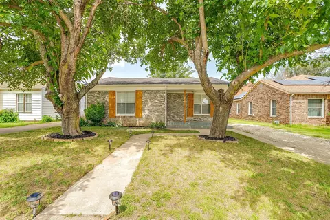 627 Hallvale Dr, White Settlement, TX 76108