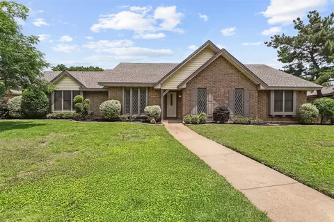 2526 Axminster Dr, Grand Prairie, TX 75050