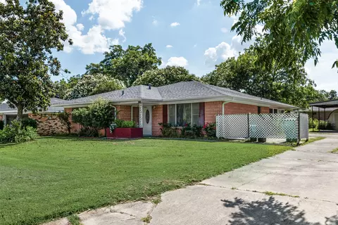 1109 Elmwood St, Gainesville, TX 76240