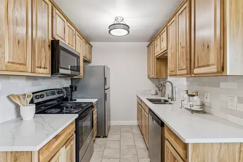 601 Parkview Dr, Burleson, TX 76028
