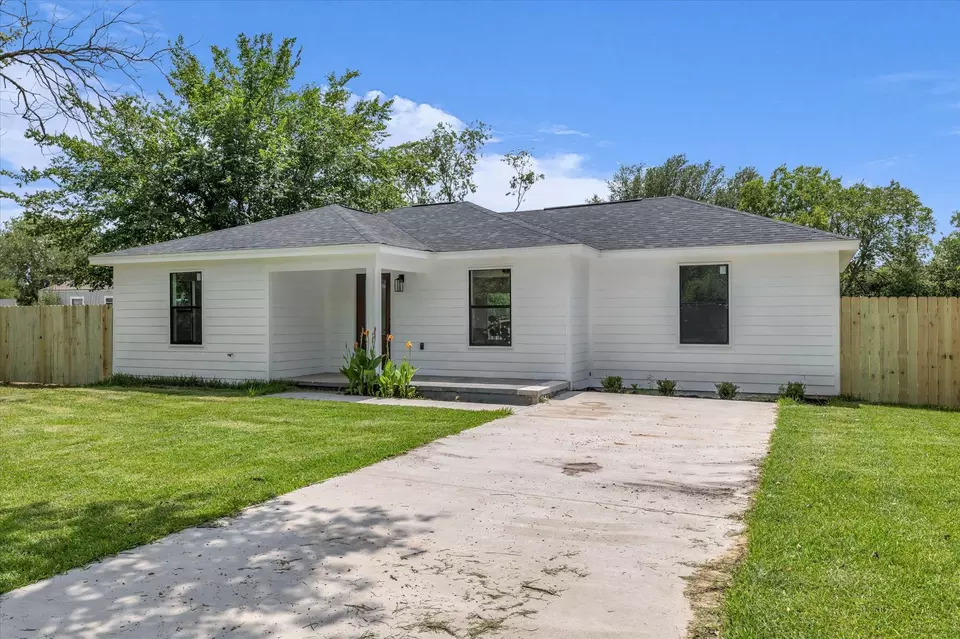 Exterior - 1522 Travis St, Bellmead, TX 76705 photo 4 of 7