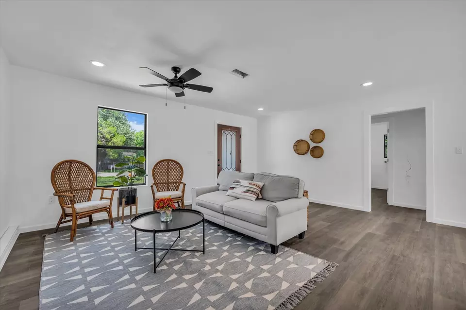 Living - 1522 Travis St, Bellmead, TX 76705 photo 1 of 3