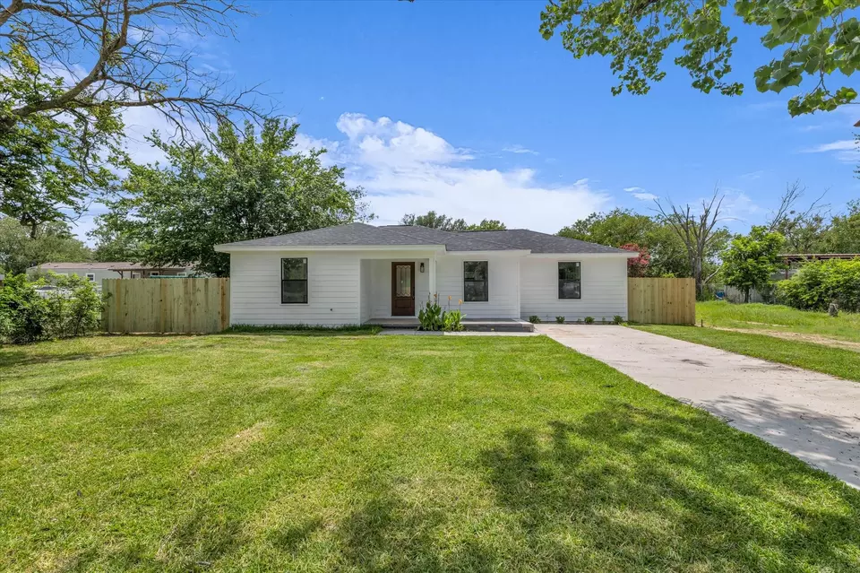 Exterior - 1522 Travis St, Bellmead, TX 76705 photo 1 of 7