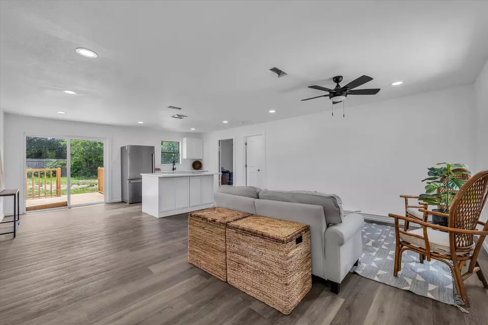 Living - 1522 Travis St, Bellmead, TX 76705 photo 2 of 3