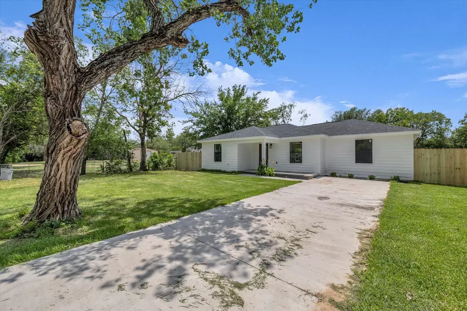 Exterior - 1522 Travis St, Bellmead, TX 76705 photo 2 of 7