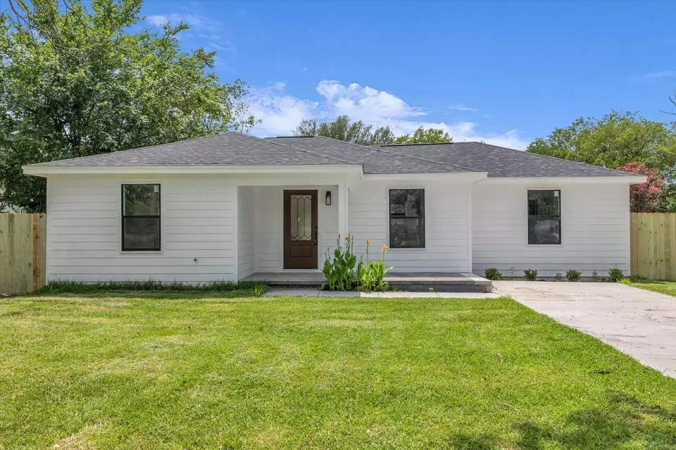 Exterior - 1522 Travis St, Bellmead, TX 76705 photo 3 of 7