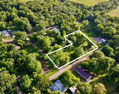 202 Elm St, Roxton, TX 75477