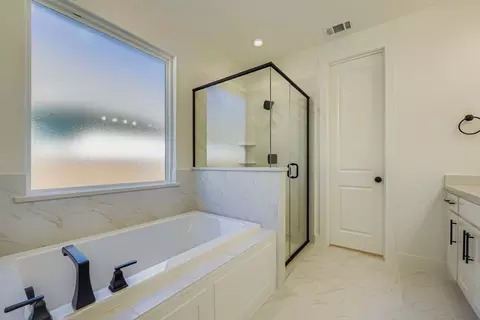 Bath - 920 Maple Leaf Ln, Haslet, TX 76052 photo 2 of 4