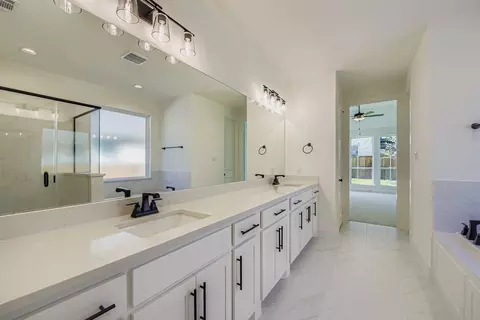 Bath - 920 Maple Leaf Ln, Haslet, TX 76052 photo 1 of 4