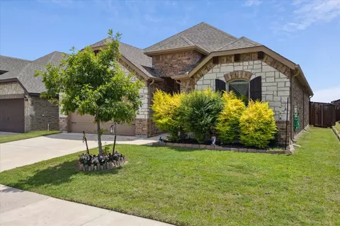 228 Bayonet Dr, Fort Worth, TX 76108
