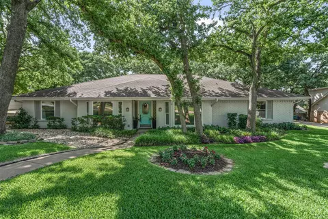 1917 Cliffbrook Ct, Fort Worth, TX 76112