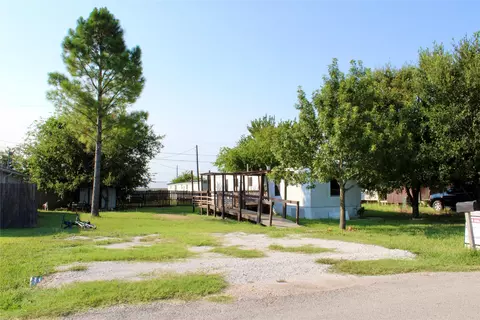 908 E Beth St, Whitney, TX 76692