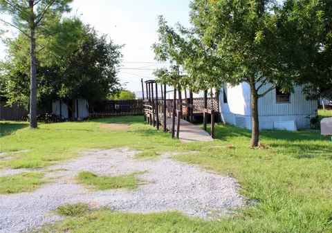 908 E Beth St, Whitney, TX 76692 photo 2