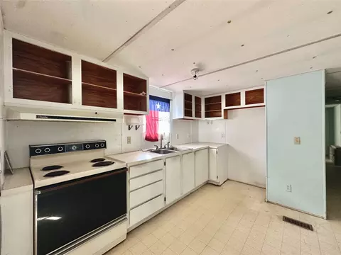 908 E Beth St, Whitney, TX 76692 photo 5