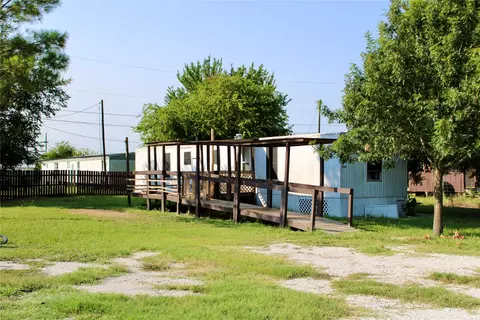 908 E Beth St, Whitney, TX 76692 photo 3