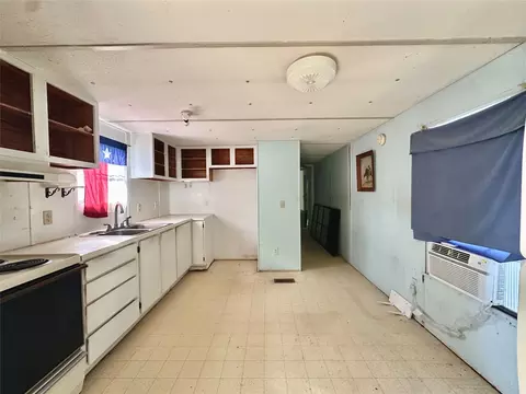 908 E Beth St, Whitney, TX 76692 photo 4