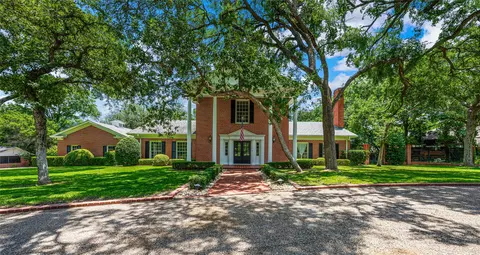 2825 Lake Air Dr, Waco, TX 76710