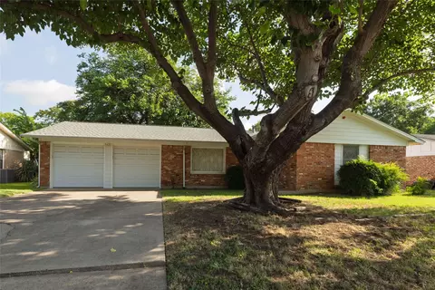 5621 Ammons St, Haltom City, TX 76117