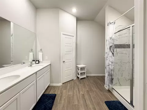 Bath - 1313 Lorelei Ln, Denton, TX 76210 photo 2 of 3
