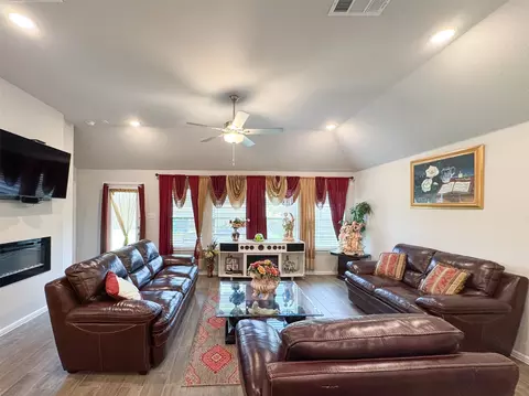 Living - 1313 Lorelei Ln, Denton, TX 76210 photo 1 of 2