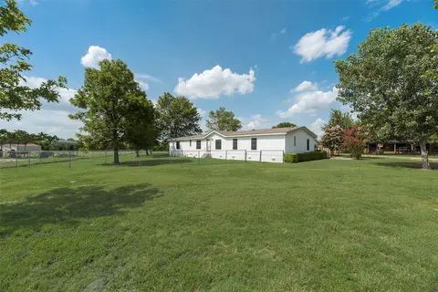 5694 Hillcrest Dr, Farmersville, TX 75442