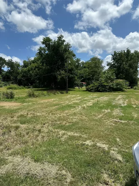 1000 5th St, Honey Grove, TX 75446
