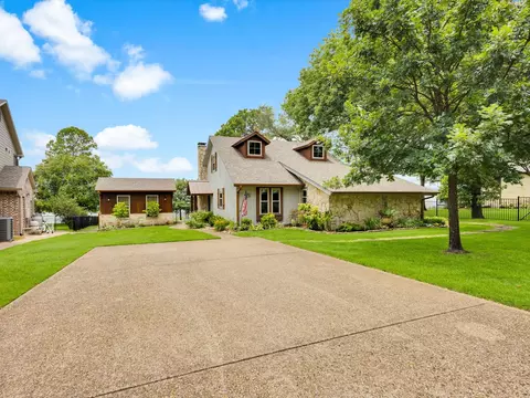 176 Enchanted Dr, Enchanted Oaks, TX 75156