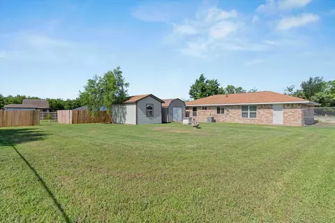 Exterior - 13209 Chestnut Cir, Terrell, TX 75160 photo 5 of 6