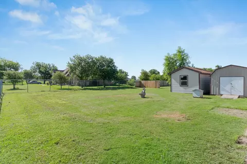 Exterior - 13209 Chestnut Cir, Terrell, TX 75160 photo 4 of 6