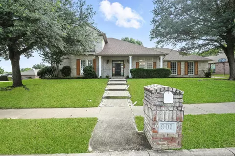 901 Bluebird Ct, Burleson, TX 76028