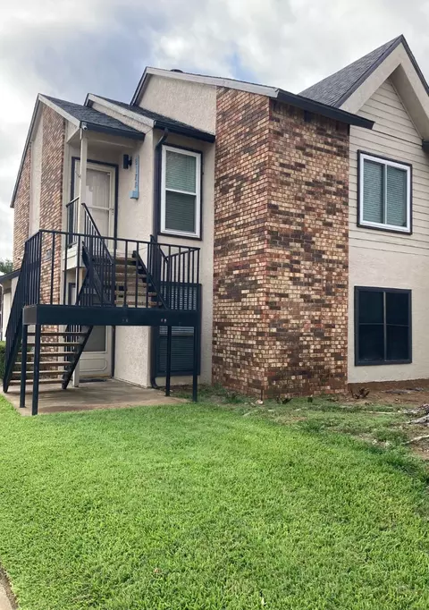 817 W Harwood Rd #B, Hurst, TX 76054