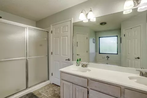 Bath - 321 E Hampton Rd, Crowley, TX 76036 photo 2 of 4