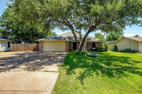321 E Hampton Rd, Crowley, TX 76036