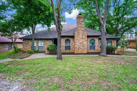 7566 Carriage Ln, Fort Worth, TX 76112