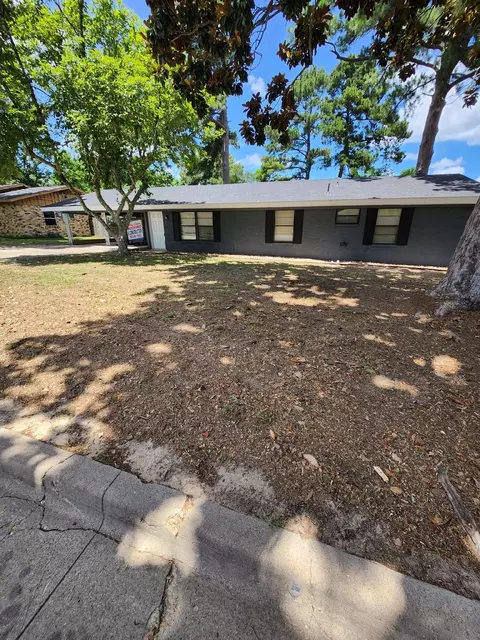 606 Colonial Dr, Athens, TX 75751