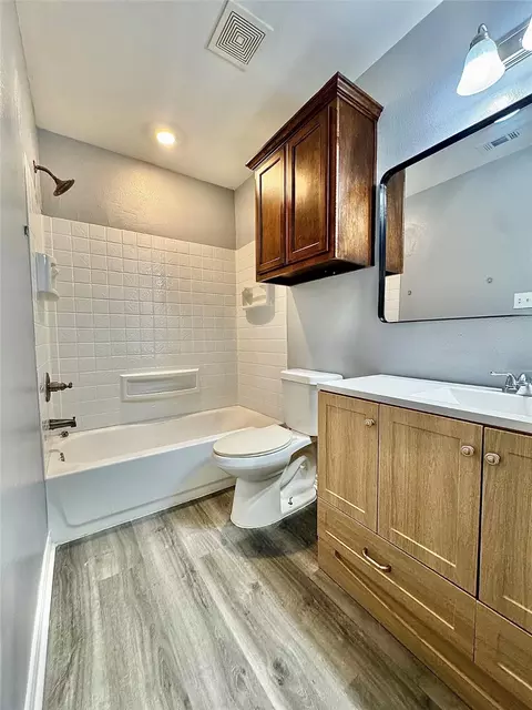 Bath - 404 Bishop St, Commerce, TX 75428 photo 2 of 5