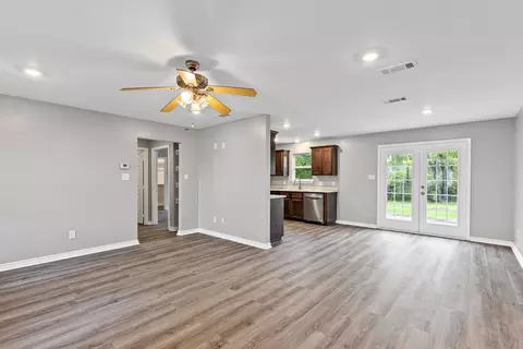 Living - 404 Bishop St, Commerce, TX 75428 photo 1 of 4